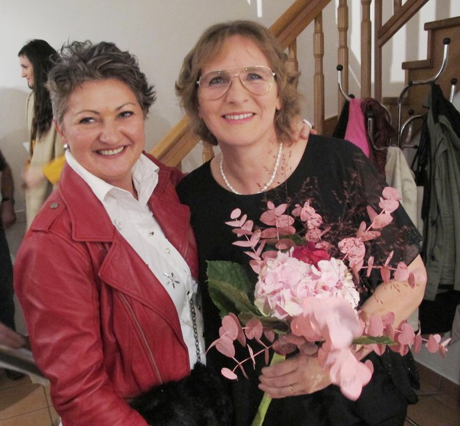 Barba Štembergar Zupan (desno) je za izvedbo letošnjega simpozija prejela številne čestitke in šopke.