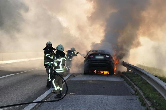 Na avtocesti je zaradi požara nastal daljši zastoj. FOTOGRAFIJE: PGD Slovenske Konjice
