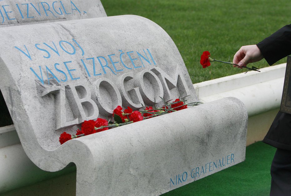 Fotografija: Spomenik žrtvam prometnih nesreč stoji na ljubljanskih Novih Žalah FOTO: Leon Vidic