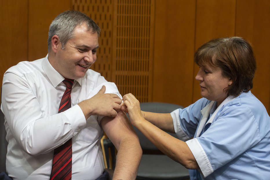 Fotografija: Predsednik DZ Dejan Židan med cepljenjem v DZ. FOTO: Voranc Vogel, Delo