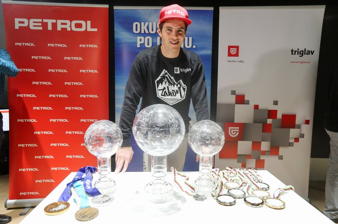 Žan Košir je v Ljubljani priložnostno razstavil vse kolajne in globuse, ki jih je osvojil na športni poti. FOTO: Marko Feist
