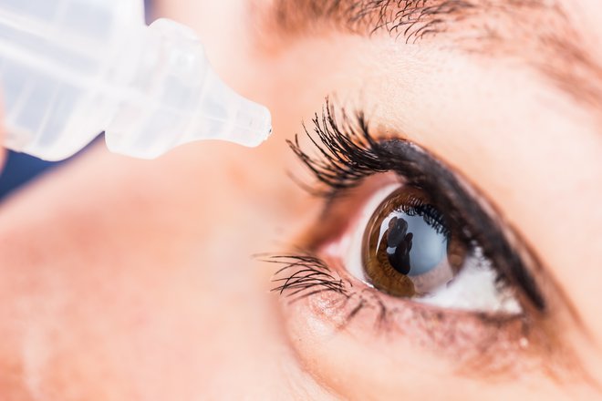 Občutek suhih oči si lahko sprva blažimo sami, ob hujših težavah pa obiščemo oftalmologa.