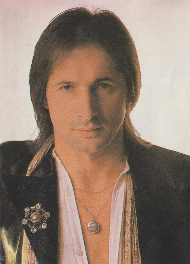 Leta 1983 je izdal znameniti samostojni album Ob šanku.
