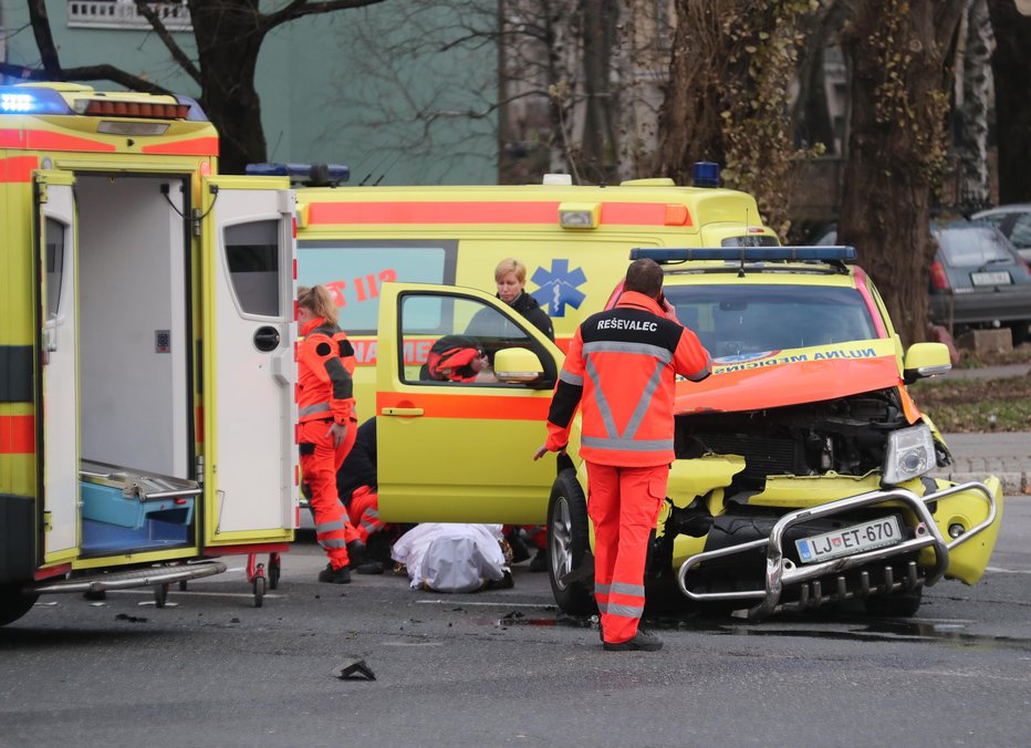 Fotografija: Prometna nesreča v križišču Topniške in Vilharjeve ulice. FOTO: Dejan Javornik