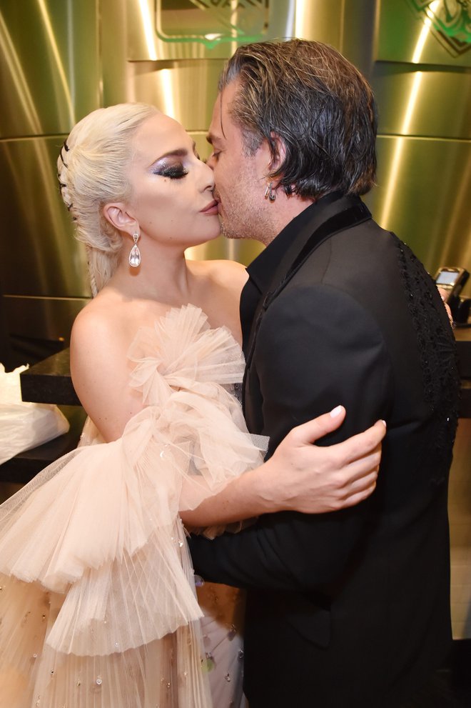 Lady Gaga je na podelitvi grammyjev presenetil fotograf.