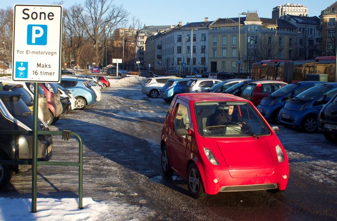 Parkiranje za električne avtomobile je že več let brezplačno. Fotografije: Reuters