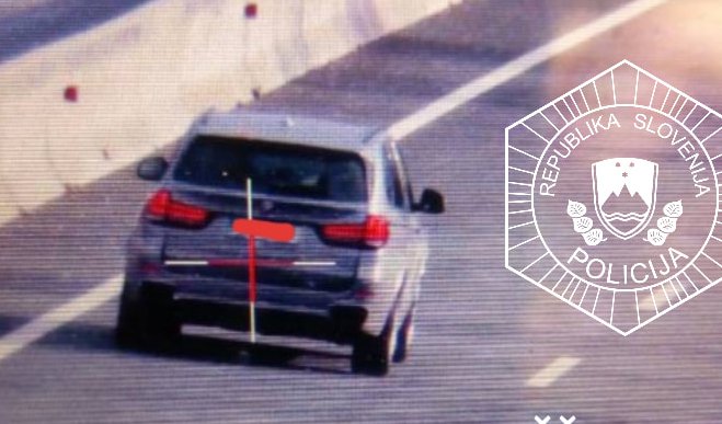 Fotografija: BMW je po avtocesti vozil krepko prehitro. FOTO: PU Kranj