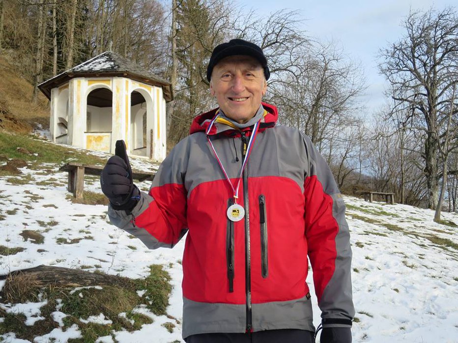 Fotografija: Na Primožu nad Kamnikom je prejel srebrno medaljo za lanskih 200 pohodov in prijateljem sporočil, da je zdaj zdrav. Foto: FB