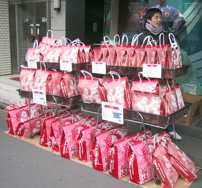 Vrečke fukubukuro, ki jih Japonci obožujejo, prodajajo v začetku novega leta. FOTO: Wikipedia