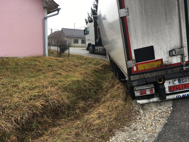 Romunski tovornjaki resno ogrožajo tudi hišo v vasi Pince - Marof. FOTO: Oste Bakal