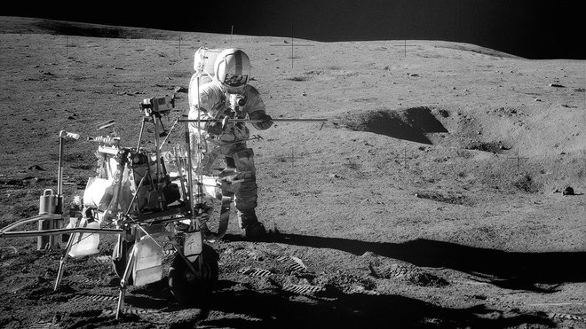 Alan Shepard je na Luni sestavljal opremo.