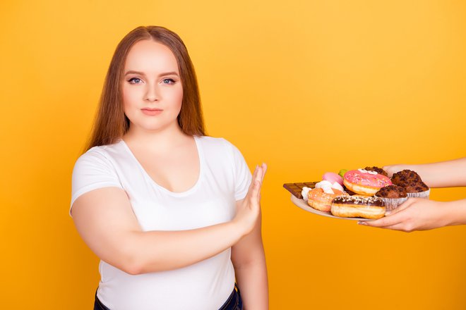 Slabe maščobe in sladkor naj z jedilnika črtajo tudi primerno težki ljudje.