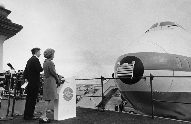 Pat Nixon je krstila boeing 747. FOTO: Wkp