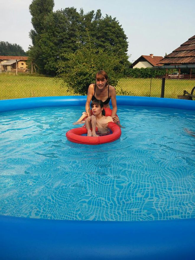 Poletja Helena in Nik ne preživljata na morju, ampak v bazenu za hišo. FOTO: Osebni arhiv