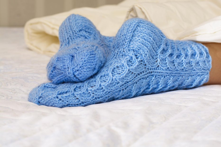 Fotografija: Nogavice ponoči ovirajo ohlajanje telesa in s tem kratijo spanec. FOTO: Thinkstock