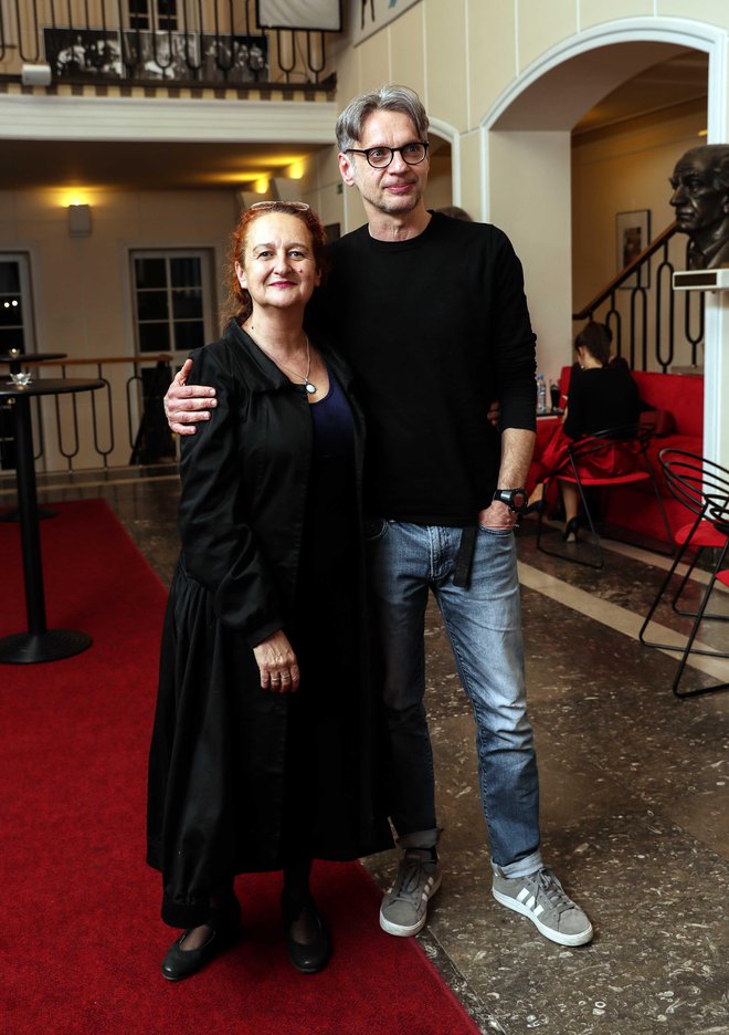 Marinka Poštrak, dramaturginja in umetniška vodja Prešernovega gledališča Kranj, s Primožem Ekartom