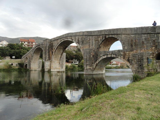 Znameniti kamniti most iz časov Paše Sokolovića, ki je karavanam olajšal prečkanje reke.