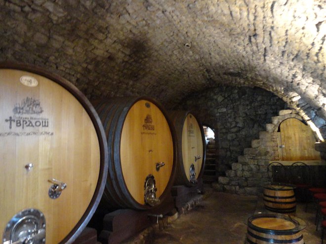 Starodavna vinska klet v samostan privablja veliko obiskovalcev.