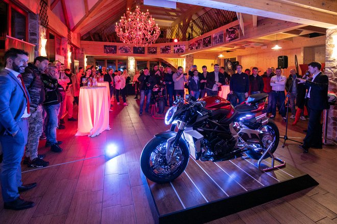 Eden od dveh izdelanih motociklov MV agusta brutale 1000, serie oro, potuje po svetu, prejšnji teden je bila v Sloveniji. FOTO: Rok Majhenič