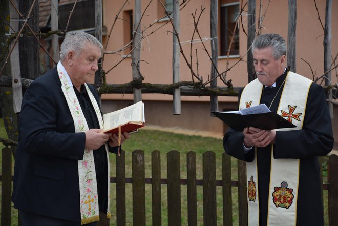Evangeličanski škof Geza Erniša in katoliški župnik v Pečarovcih Jožef Hozjan sta skupaj blagoslovila trte. FOTOGRAFIJE: Oste Bakal