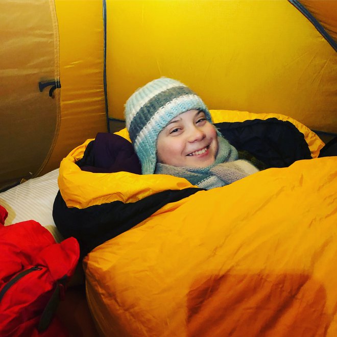 V Davosu ni hotela spati v hotelu, ampak je prenočevala kar v šotoru. FOTO: TWITTER