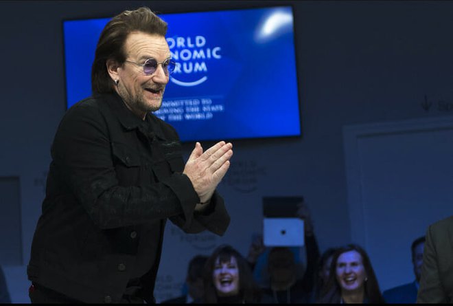 Nekateri ljudje so še kako dobro vedeli, katere dragocene dobrine so žrtvovali v zameno za nepredstavljive količine denarja, in tukaj jih kar nekaj spada v to skupino, je dejala v Davosu, slavni Bono pa ji je prvi zaploskal. FOTO: REUTERS