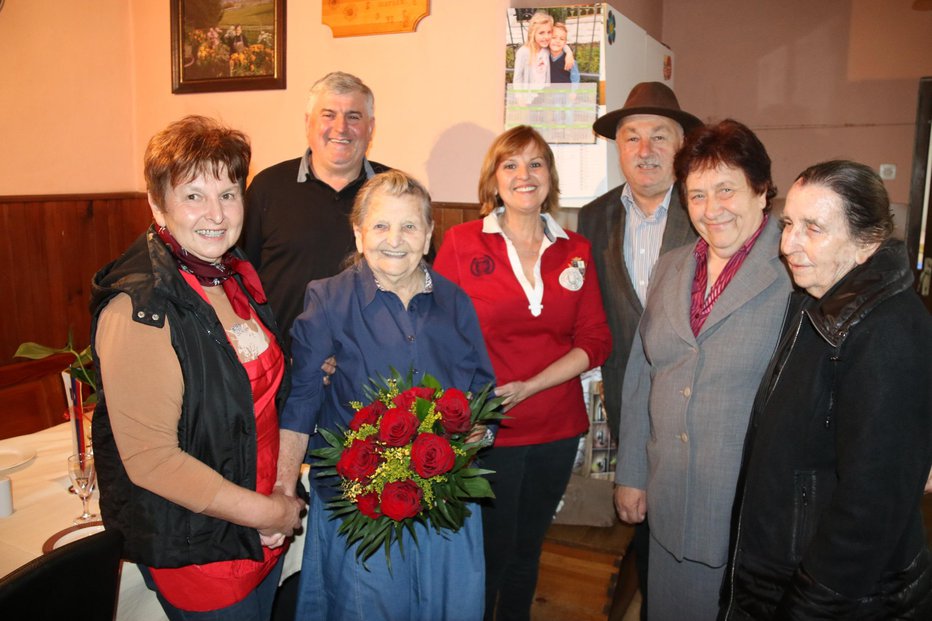 Fotografija: Rojstni dan Jožefe Belec - Pepike so z obiskom in darili počastili domači in župan. FOTO: Ludvik Kramberger