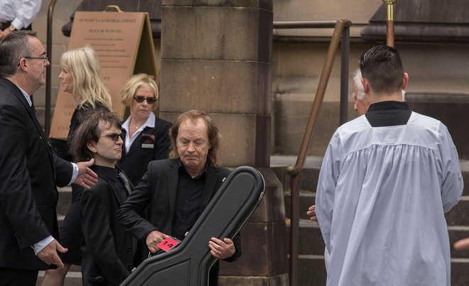 Malcolmov sin Ross in brat Angus Young na pogrebu s pokojnikovo kitaro FOTO: Guliver/getty Images