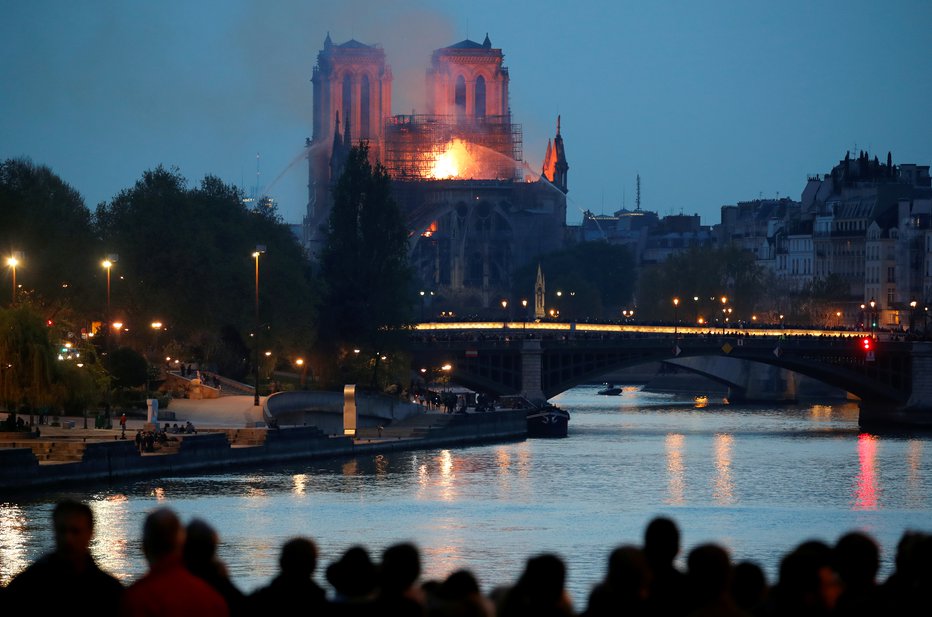Fotografija: Gasilci se še vedno borijo z ognjem. FOTO: Reuters