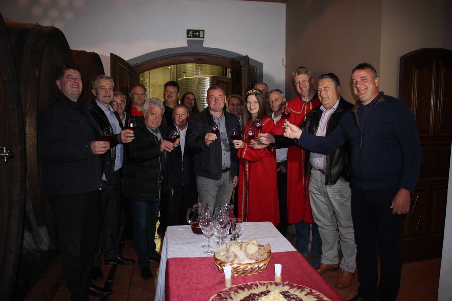 Fotografija: Tri ure zatem, ko so bili znani rezultati, so nazdravili z novim kraljem v vinski kleti v Gadovi peči.