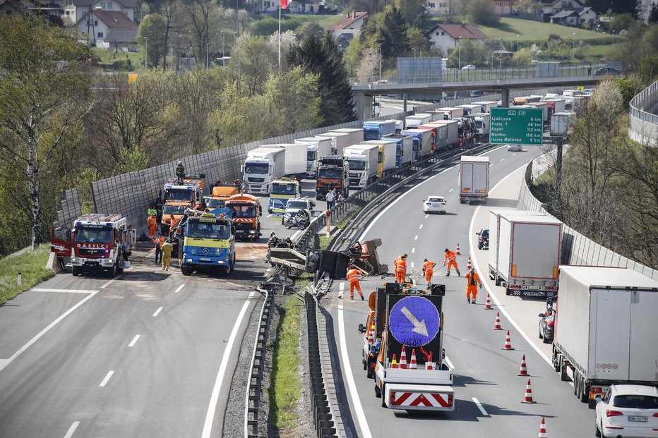 Fotografija: Prometna nesreča na avtocesti med Malim vrhom in Šmarjem - Sapom. FOTO: Uroš Hočevar, Delo