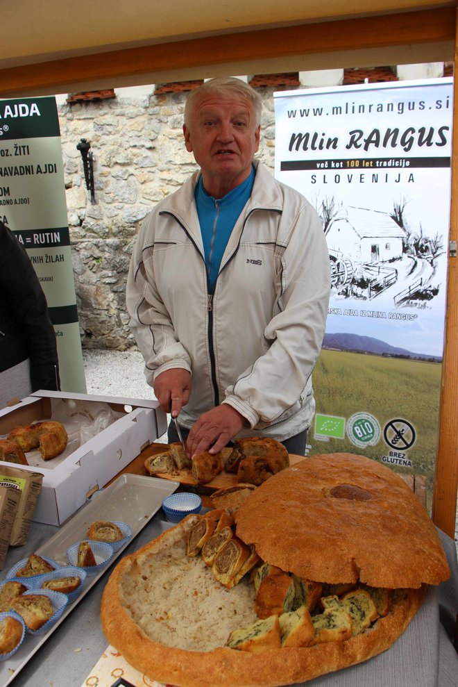 Tomaž Blatnik peče potice in kruh z moko iz tatarske ajde.