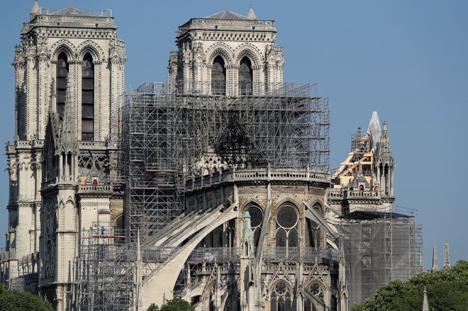 Ogenj je uničil ostrešje 850-letne katedrale. Foto: REUTERS