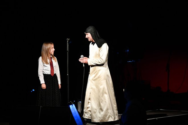 Milan Fras, frontman, je pokazal čustva, ko je mlada pevka prepevala Edelweiss. FOTOGRAFIJI: MARKO PIGAC