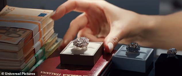 Med dih jemajočimi kosi nakita je tudi prstan z redkim rožnatim diamantom.