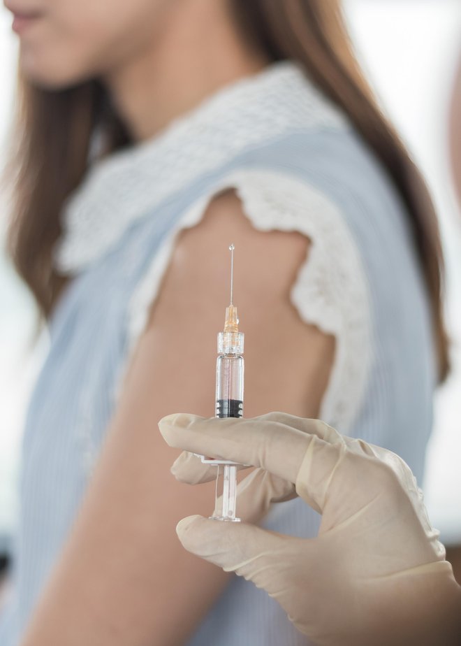 Večino okužb z različnimi genotipi HPV lahko preprečimo s cepljenjem. FOTO: Guliver/Getty Images