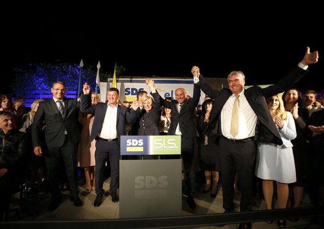 Veselje na sedežu SDS po rezultatih volitev v Evropski parlament. FOTO: Matej Družnik, Delo