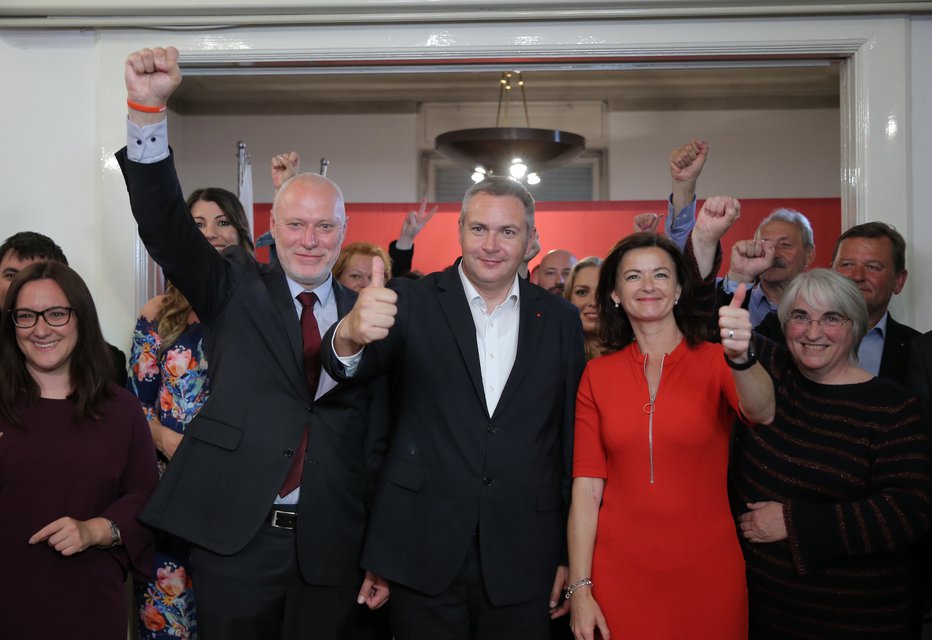 Fotografija: Veselje v strani SD: Milan Brglez in Tanja Fajon sta upravičila zaupanje volivcev.  FOTO: Jože Suhadolnik, Delo