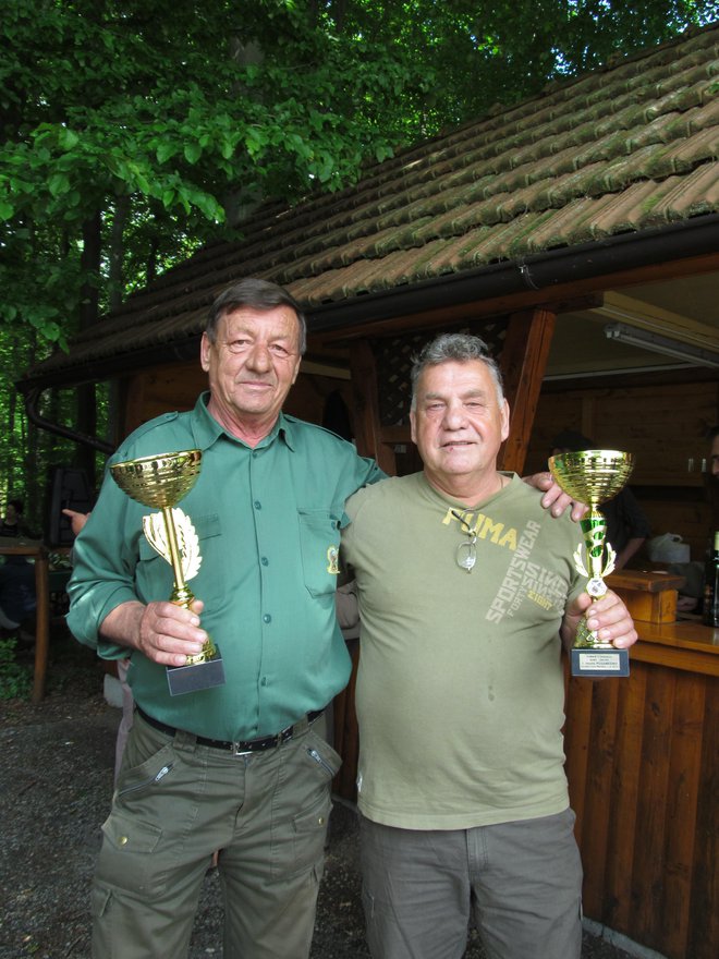 Najboljša šnopsarja Kazimir Najdenik (levo), ki je tudi pripravil najboljši golaž, in Goran Brezner. FOTOGRAFIJE: Marjan Toš
