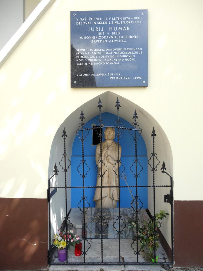 Kip in spominska plošča na Primskovem