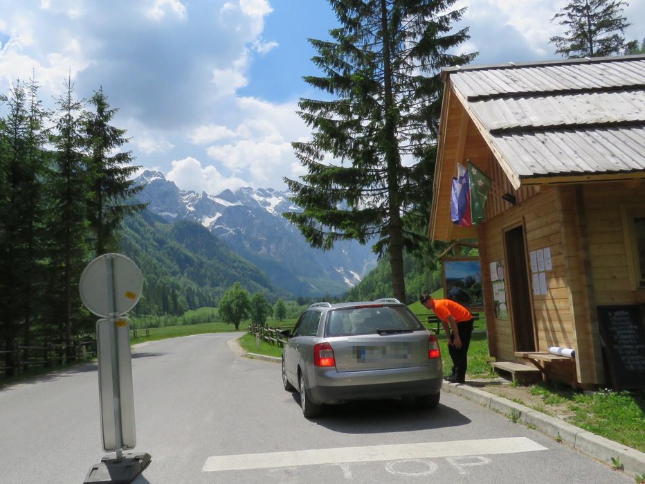 Fotografija: Ob vstopu v Krajinski park Logarska dolina morajo vstopnino plačati le vozniki motornih vozil. Fotografije: Mojca Marot