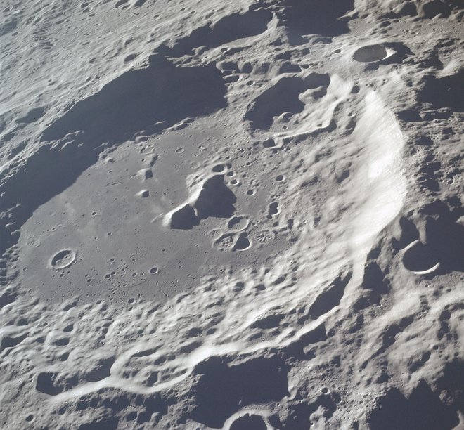 Pogled na krater Aitken iz Apolla 17 FOTO: Wikipedija