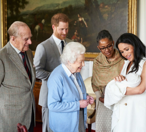 Fotografija: Kraljica je odpovedala prihod na krst svojega pravnuka. FOTO: Twitter