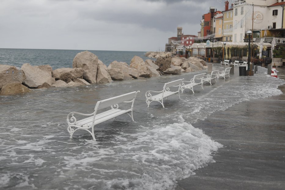 Fotografija: Morje je v preteklih dneh že večkrat preplavilo priobalne dele. FOTO: Leon Vidic, Delo