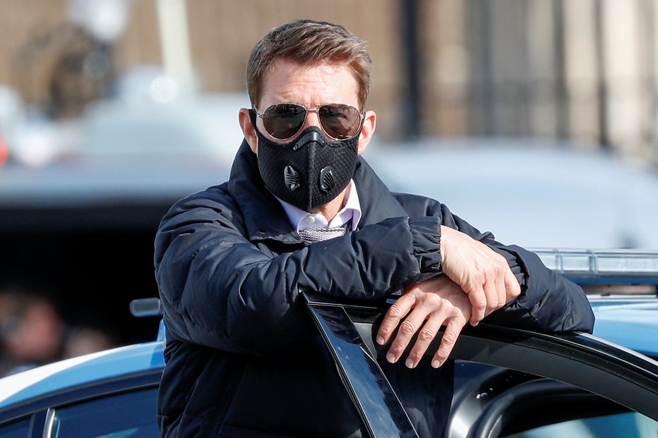 Fotografija: Tom Cruise strogo upošteva vse varnostne ukrepe in enako zahteva od članov snemalne ekipe. FOTO: Guglielmo Mangiapane/Reuters