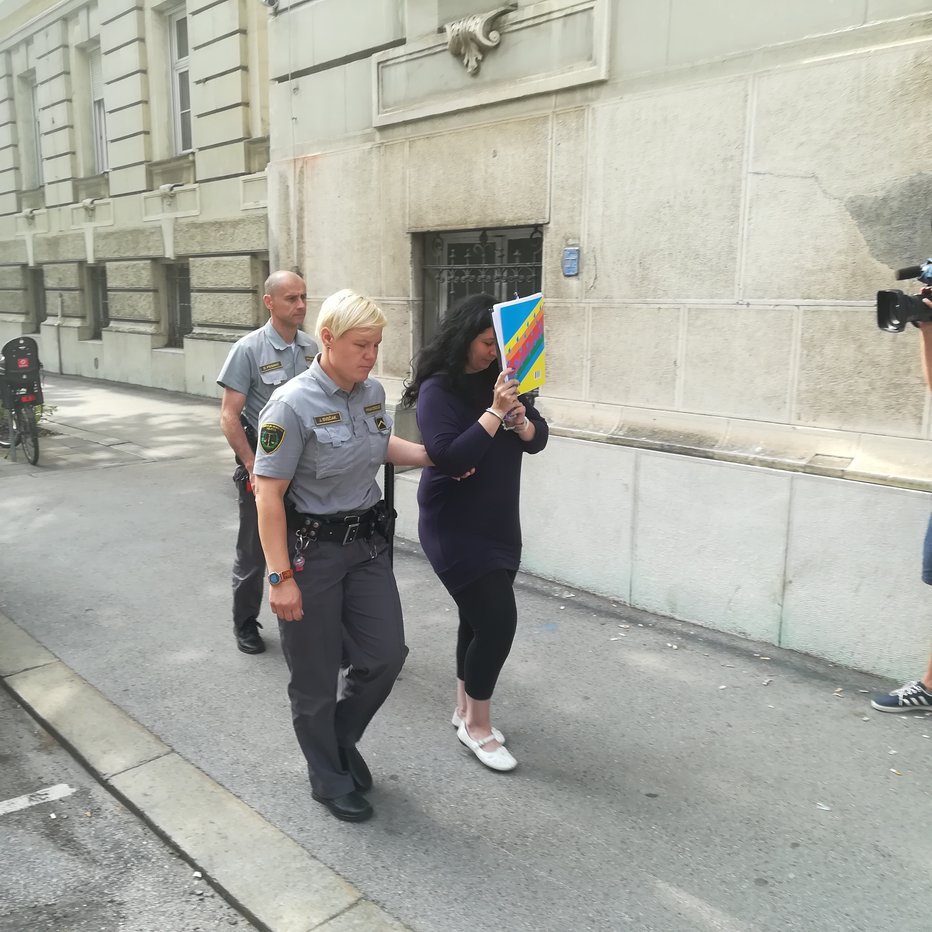 Fotografija: Obtoženo Mediho Hromadžić so na razglasitev sodbe pripeljali iz celjskih zaporov. FOTO: Aleš Andlovič