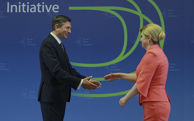 Borut Pahor in Kolinda Grabar Kitarović. Samo nasmeh je bolj grenak. FOTO: JOŽE SUHADOLNIK