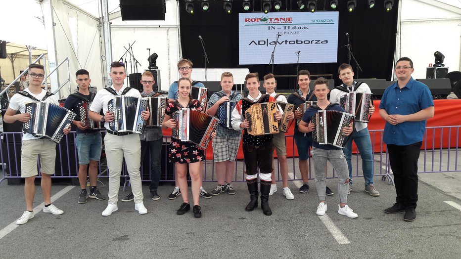 Fotografija: Vsi letošnji harmonikarji, ki so tekmovali za naziv naj godec mesta Zreče, z vodjo tekmovanja Davorinom Hartmanom. FOTO: Arhiv tekmovanja