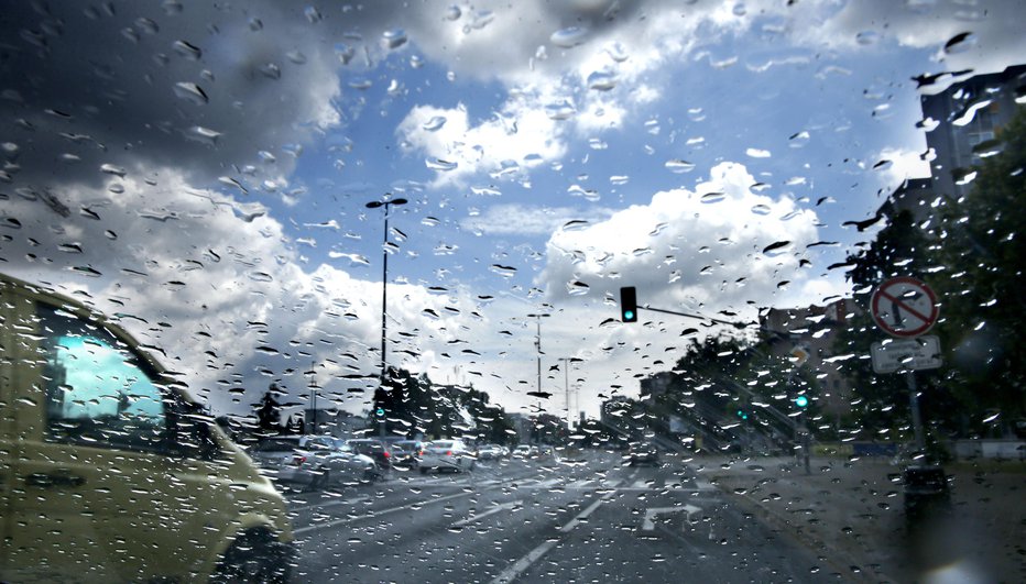 Fotografija: V torek in sredo bodo pogoste krajevne padavine. FOTO: Roman Šipić