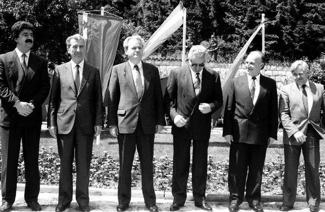 Momir Bulatović, Alija Izetbegović, Slobodan Milošević, Kiro Gligorov, Franjo Tuđman in Milan Kučan na predzadnjem srečanju predsednikov republik SFRJ, maj 1991. FOTO: Danilo Krstanovic, Reuters